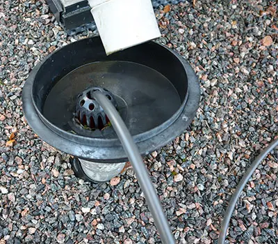 Vanhan lämpöpumpun varaaja tyhjennettiin vedestä.
