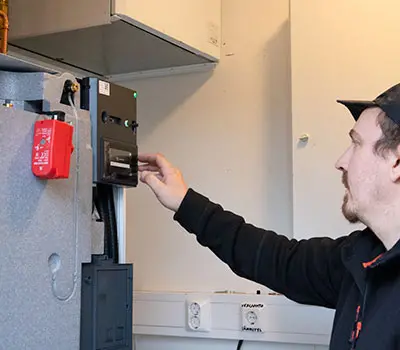 Keruunestetäyttö, putkiston ilmaus ja käyttövesivaraajan täyttö.