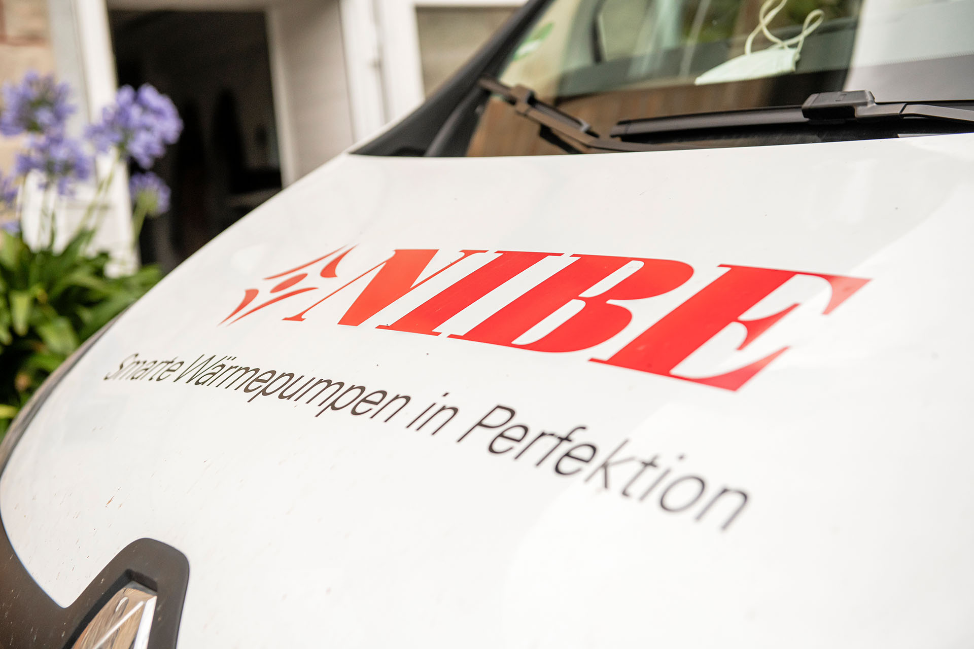 Firmenfahrzeug vom NIBE Effizienzpartner mit NIBE Logo