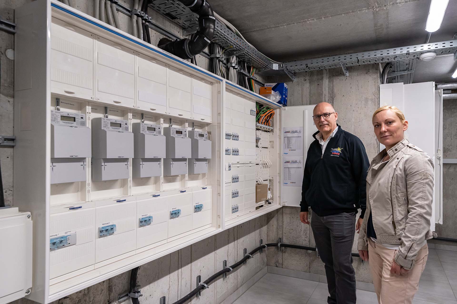 NIBE Effizienzpartner und Eigentümerin am Schaltkasten