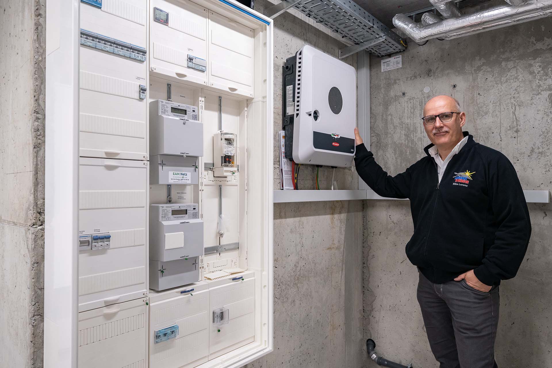 Mike Lorenz am Fronius-Wechselrichter