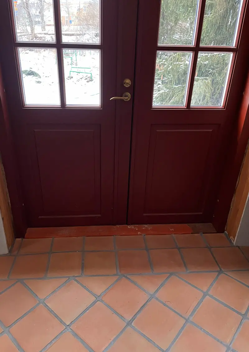 ulko-ovi ja edessä portugalilaiset laatat