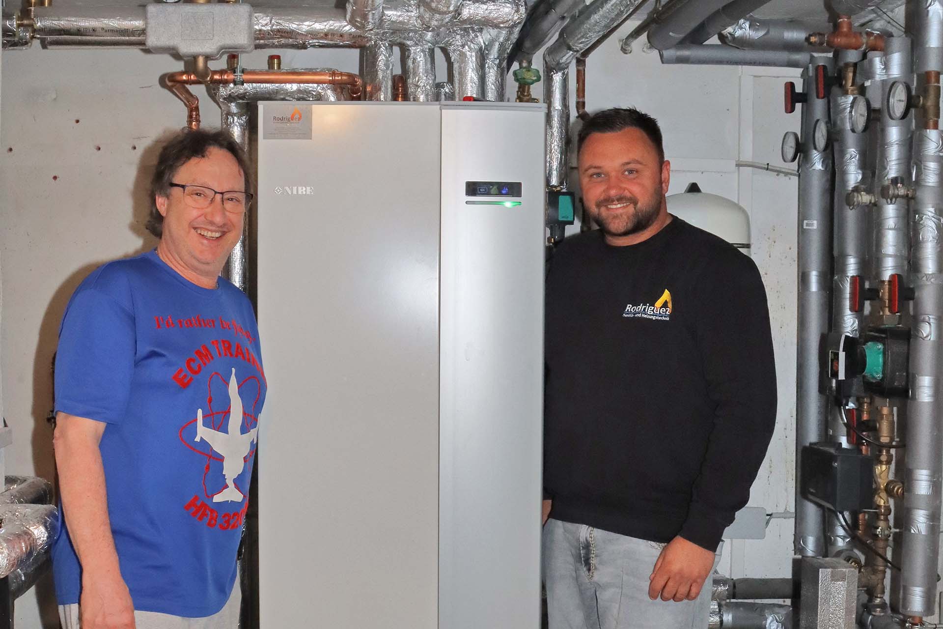 Herr Buhl und Mike Rodriguez neben der NIBE VVM 310