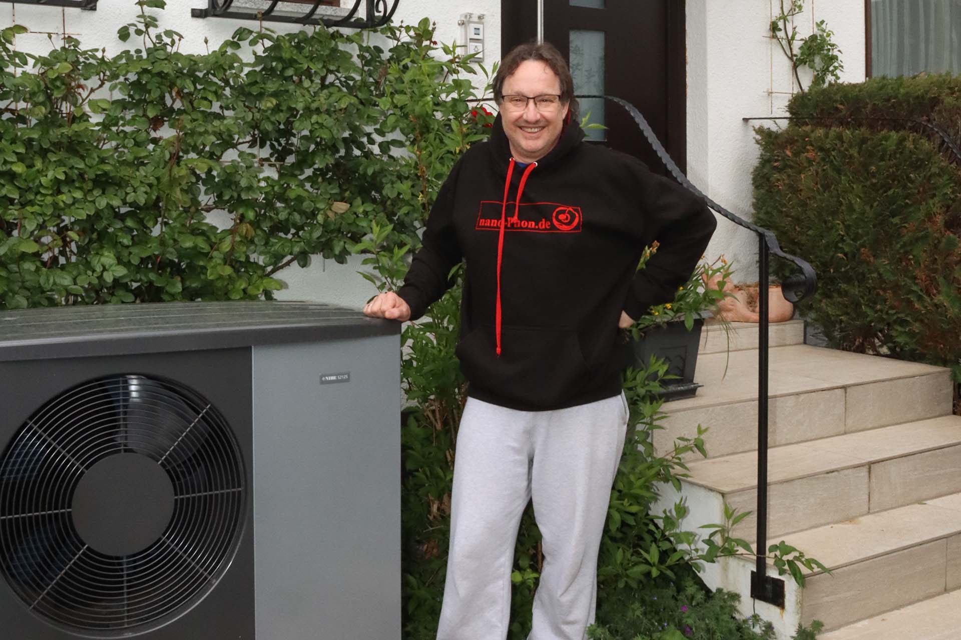 Herr Buhl neben der NIBE S2125