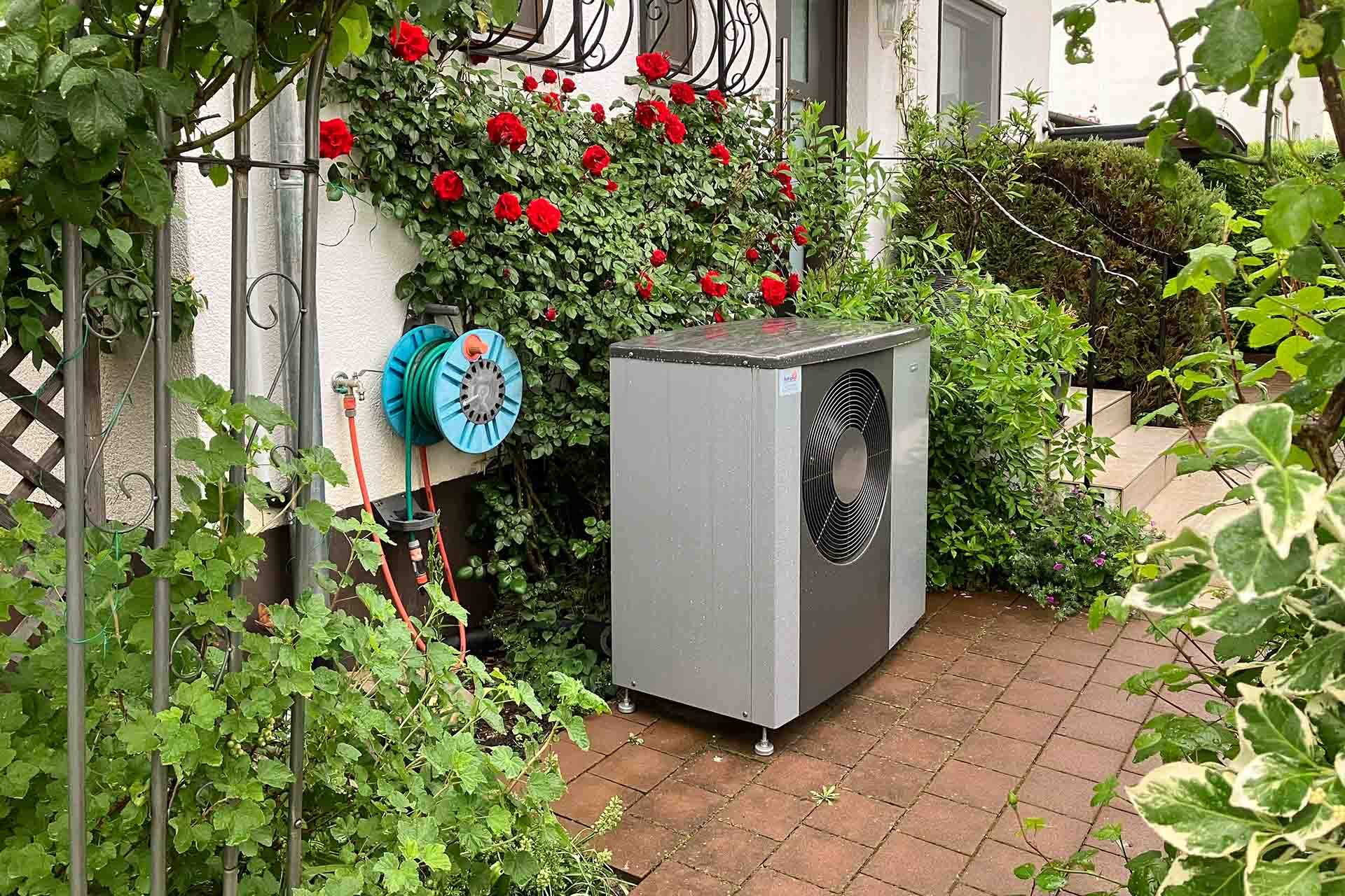 NIBE Wärmepumpe an der Hauswand in Egelsbach bei Ehepaar Buhl