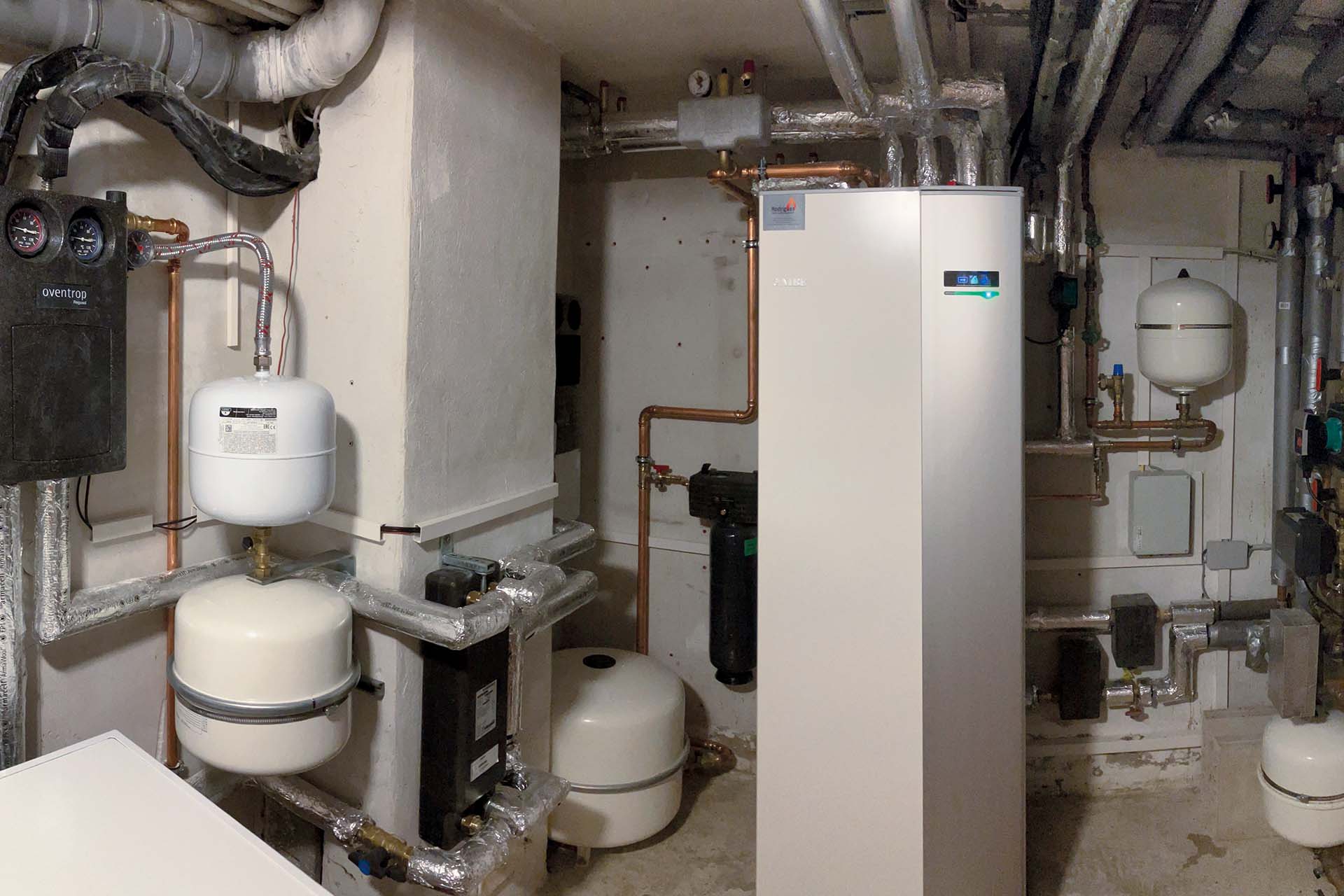 Technikraum mit NIBE VVM 310 bei Ehepaar Buhl