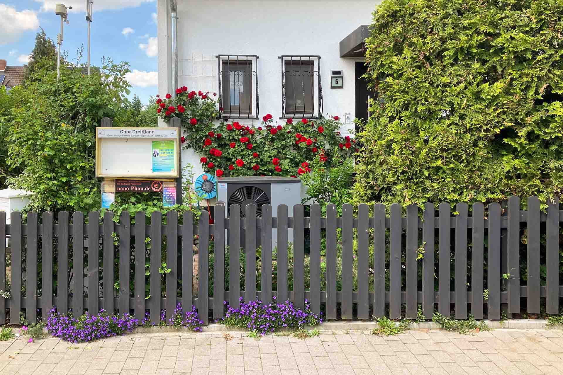 Straßenansicht auf die NIBE Luft/Wasser-Wärmepumpe