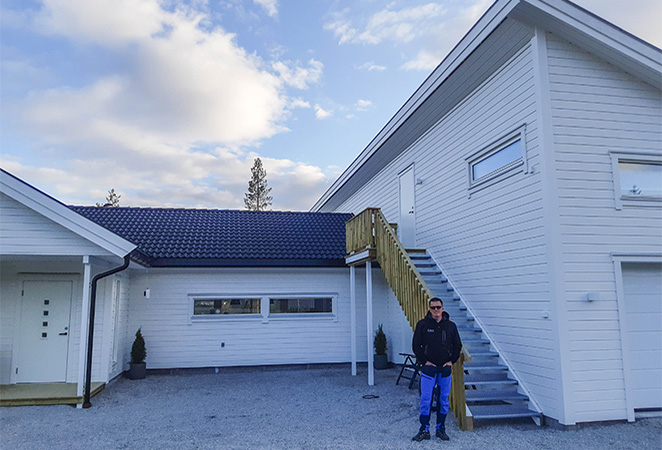 Per Erik Lillestrøm foran boligen sin