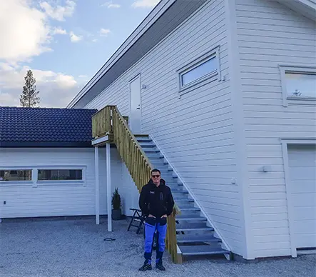 Per Erik Likkestrøm utenfor boligen sin