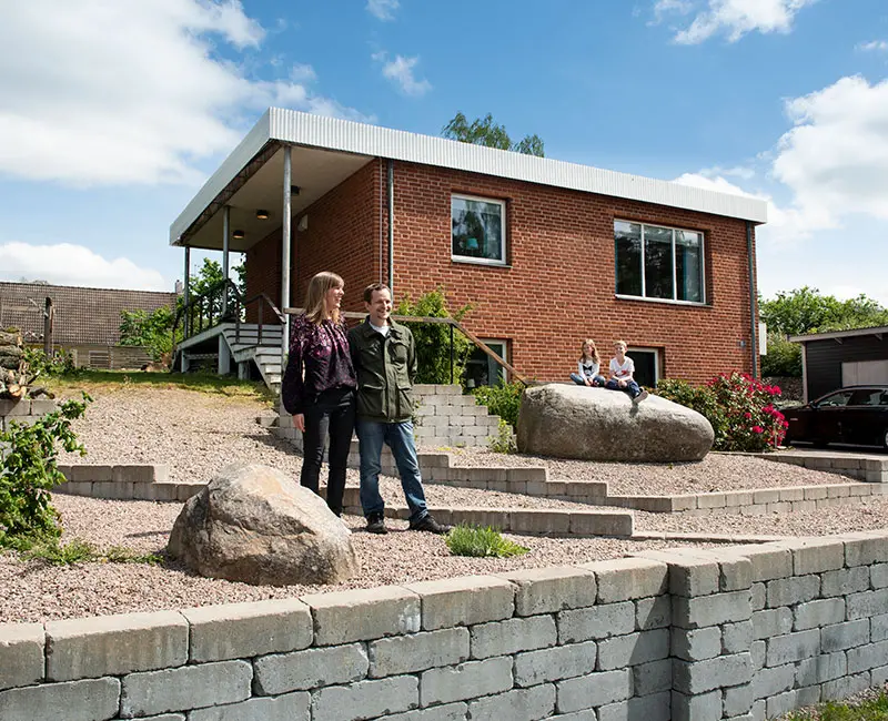 Morgan med familj utanför sitt hus