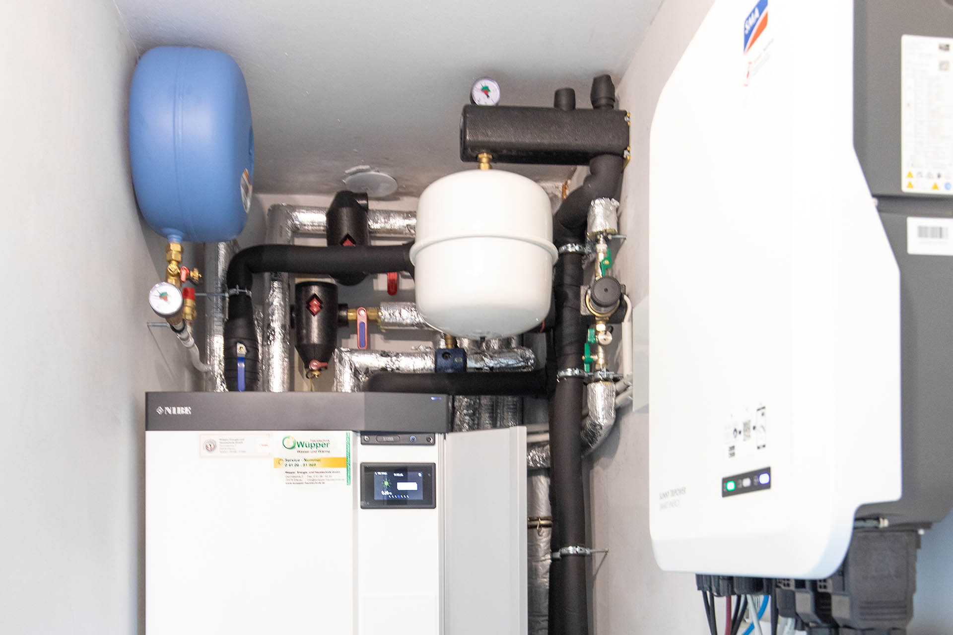 Heizungsraum mit NIBE Wärmepumpe und SMA Wechselrichter
