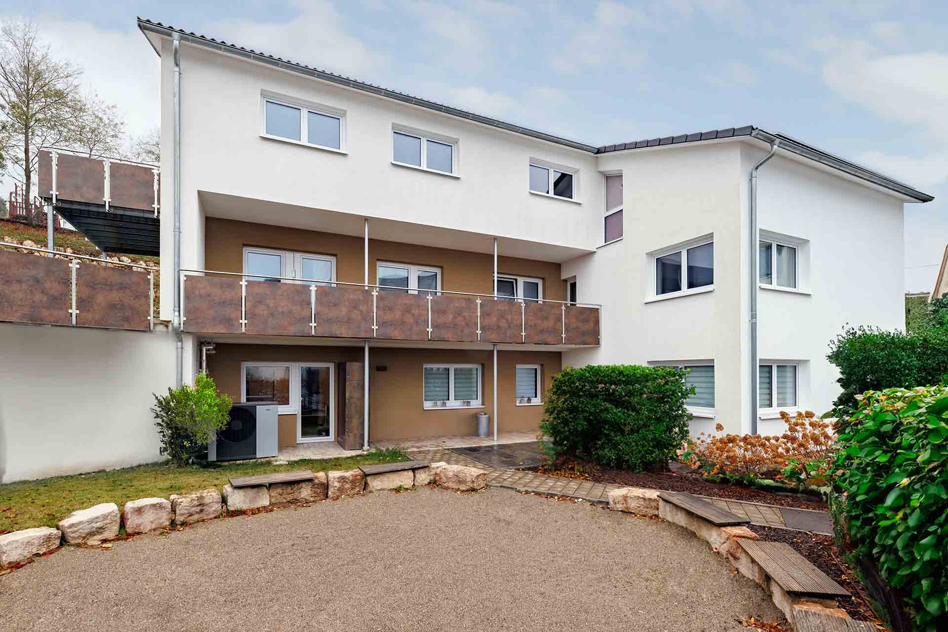 NIBE Luft/Wasser-Wärmepumpen vorm Dreifamilienhaus in Westerheim