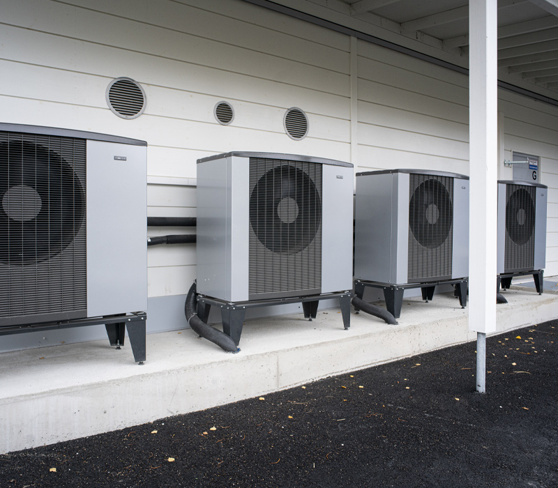 NIBE AirHEAT suurten kiinteistöjen hybridilämmityksen lämpöpumput