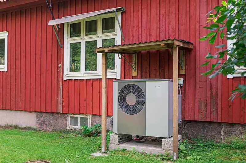 NIBE S2125 står bakom ett rött hus