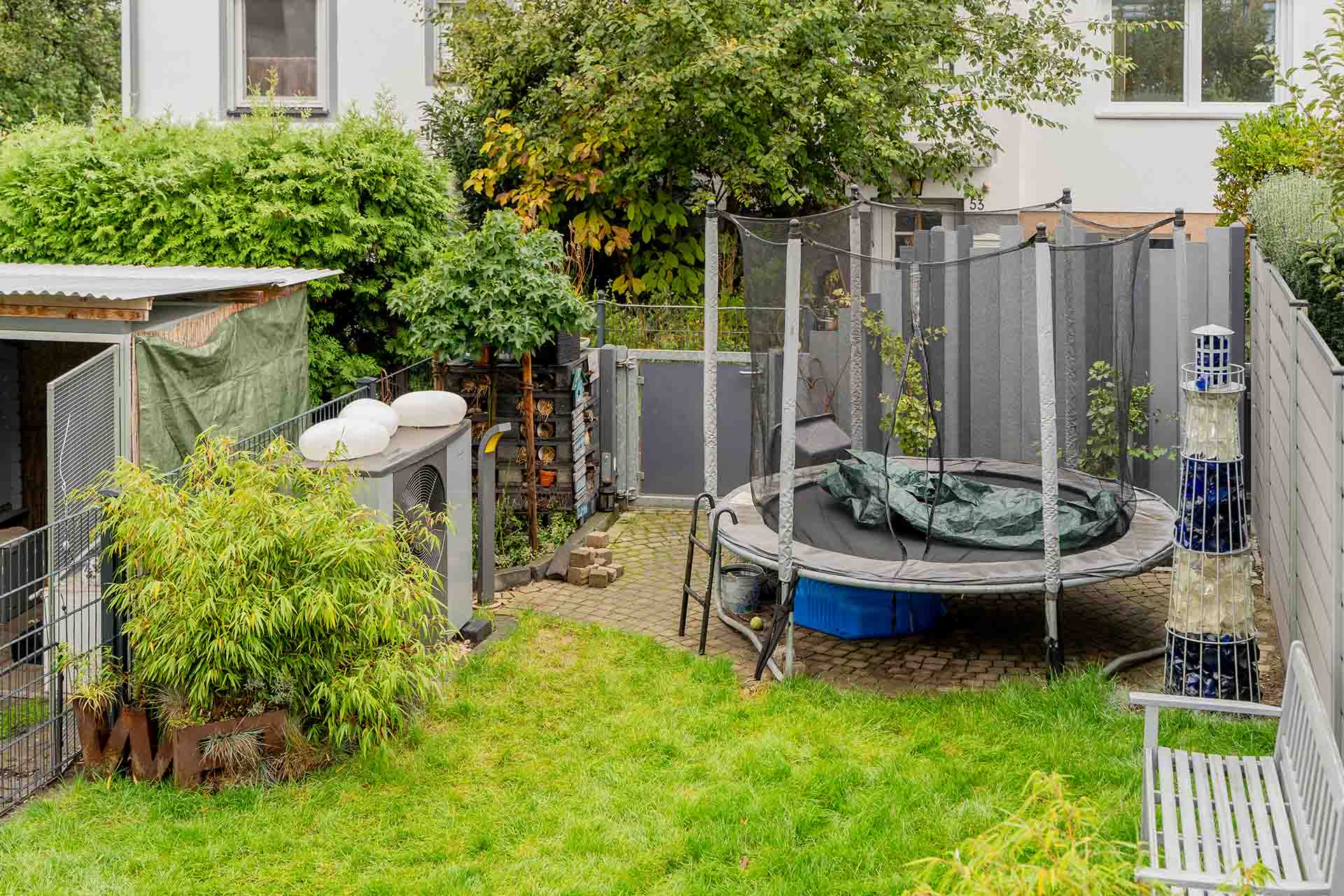 NIBE Wärmepumpe im schmalen Reihenhausgarten