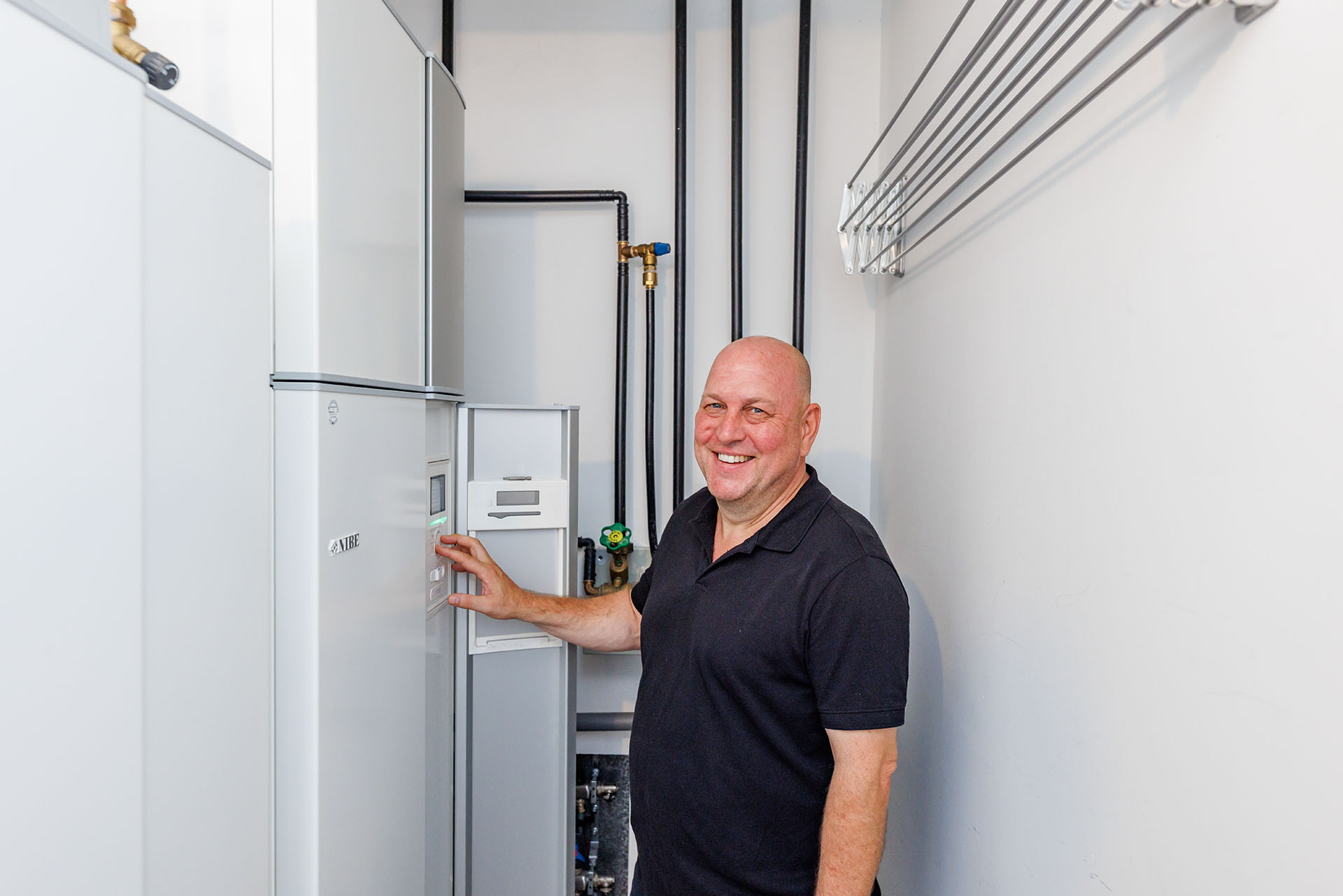 Herr Wimmer an der Wärmepumpe