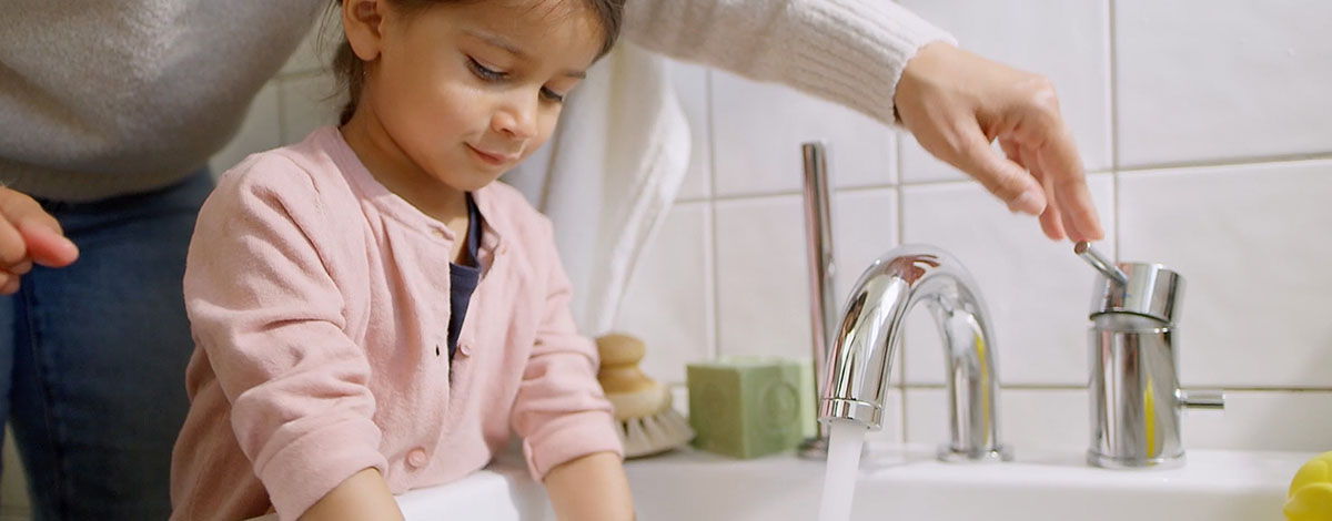 Energispartips, flicka tvättar händerna. Miljöbild