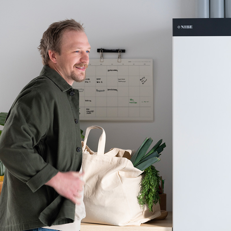 Mann kommt nach Hause