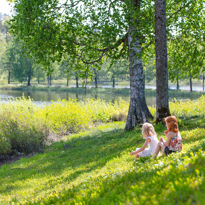 Kinder am See in Schweden