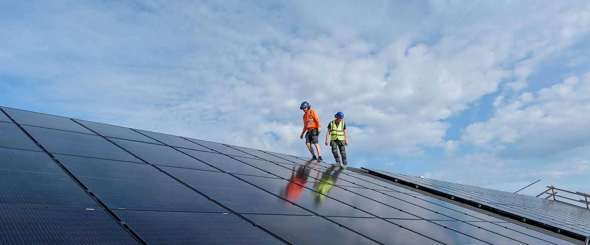 Große PV-Anlage auf dem Dach