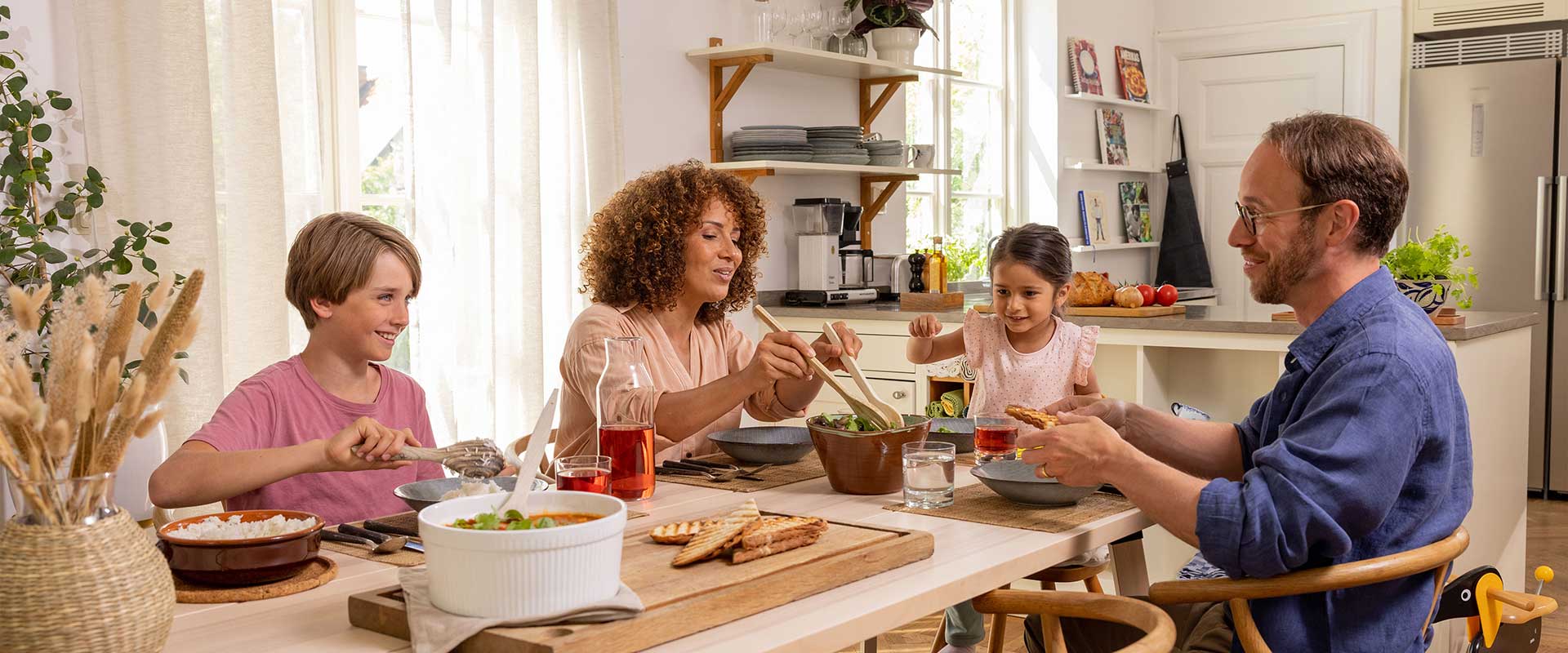 Glückliche Familie beim Essen am Tisch