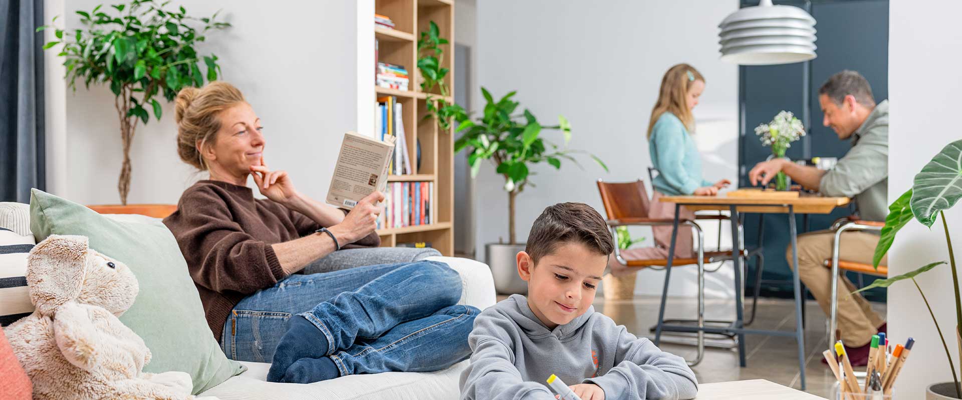 Familie im gemütlichen Wohnzimmer