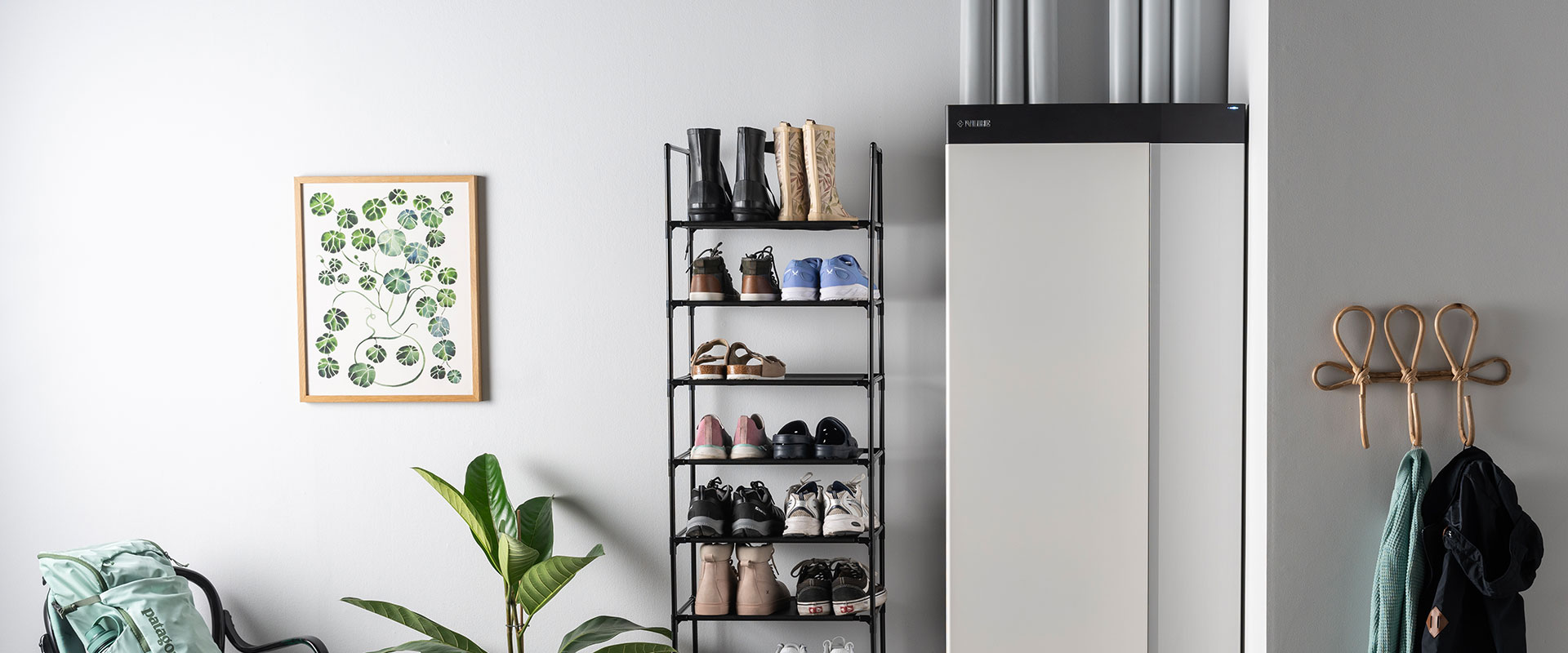 NIBE Wärmepumpe neben einem Schuhregal