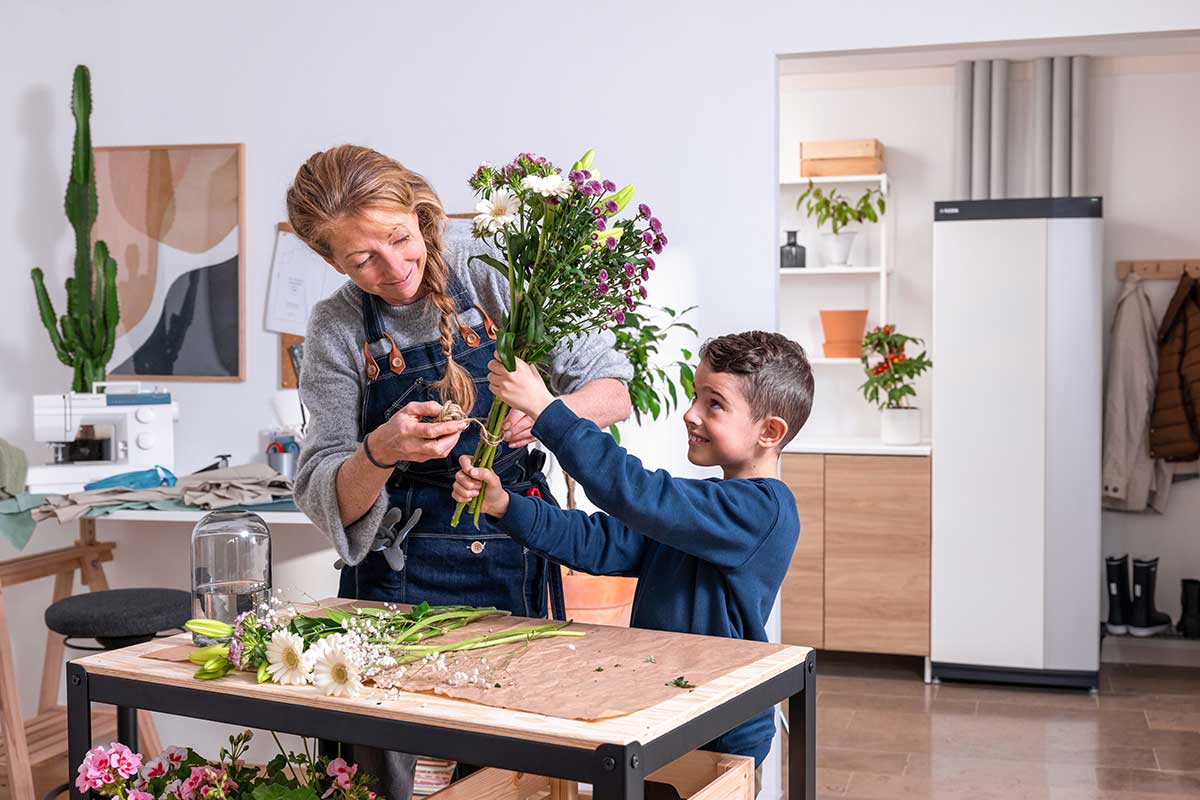 Mutter und Sohn binden einen Blumenstrauß