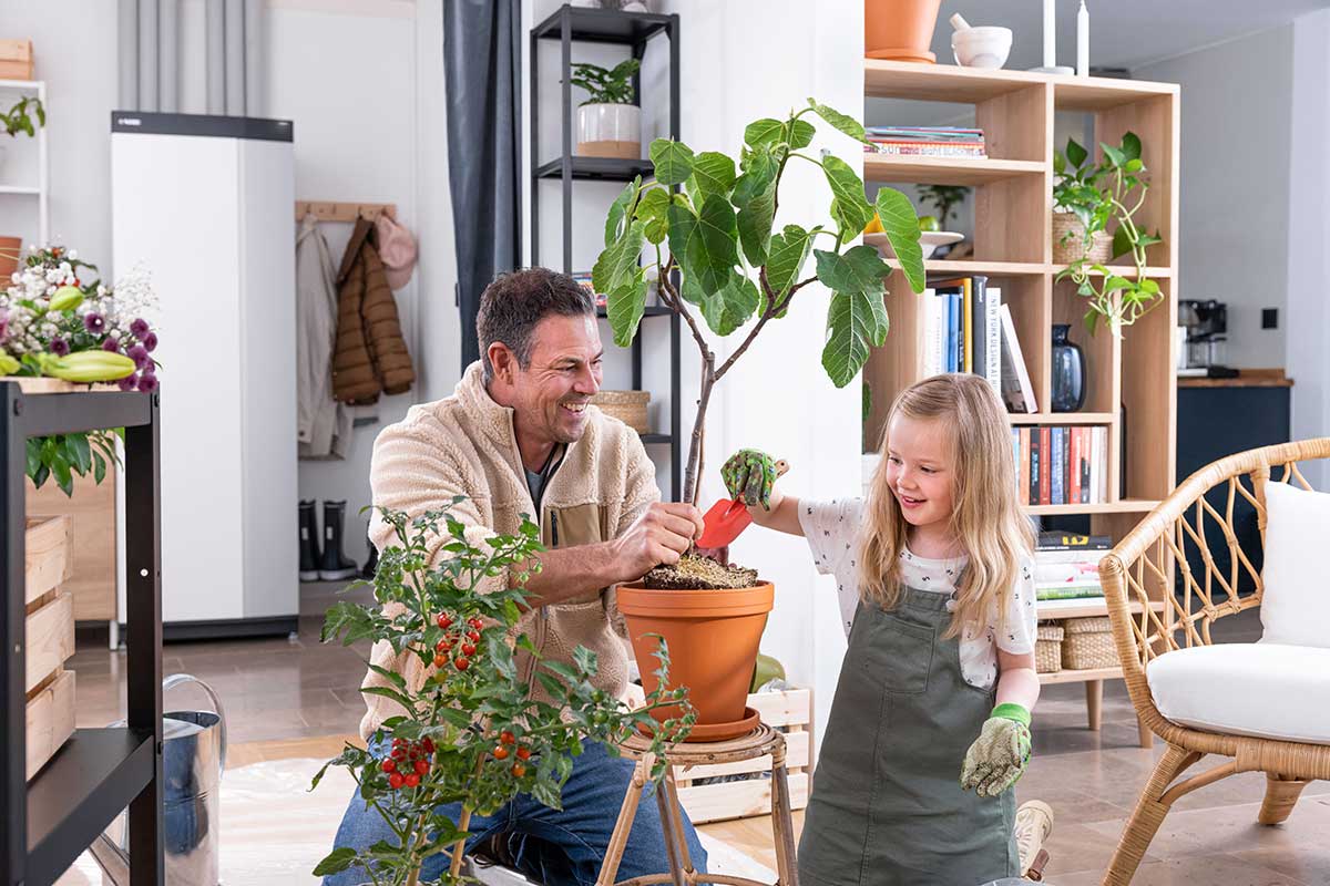 Vater und Tochter beim Pflanzen