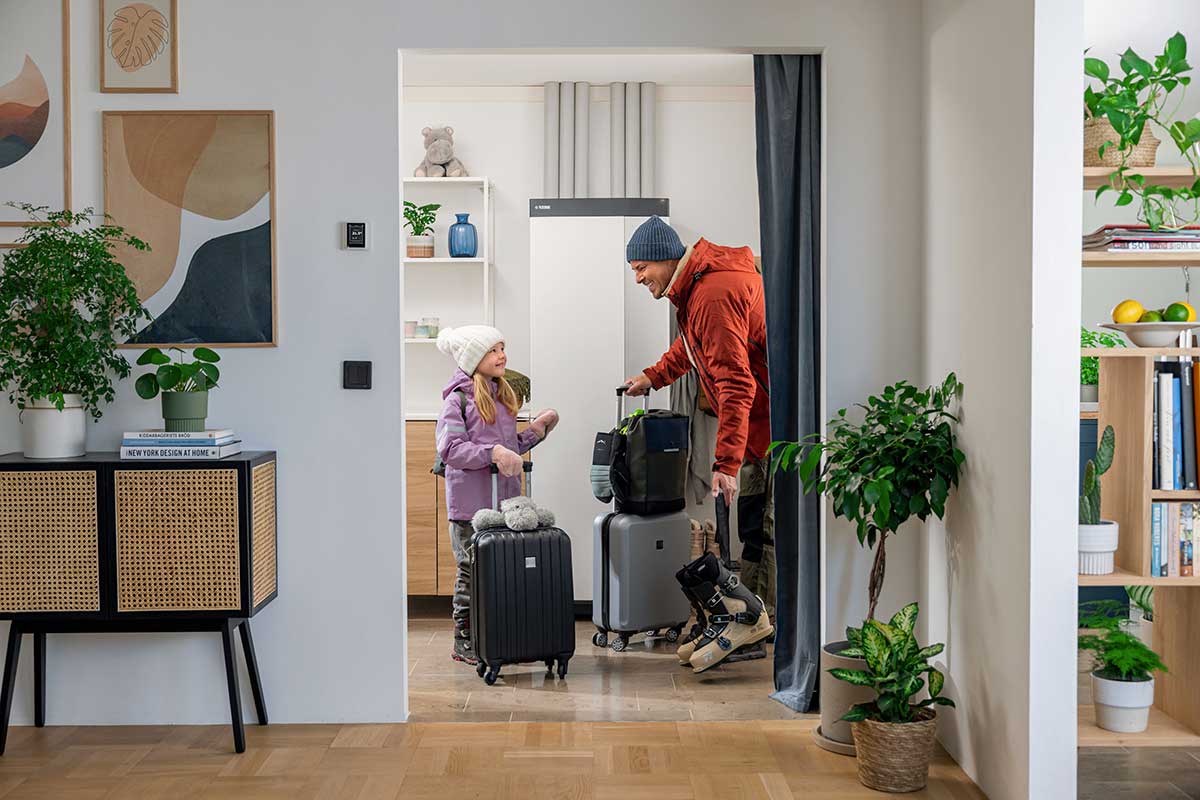 Vater und Tochter bei der Abreise in den Urlaub