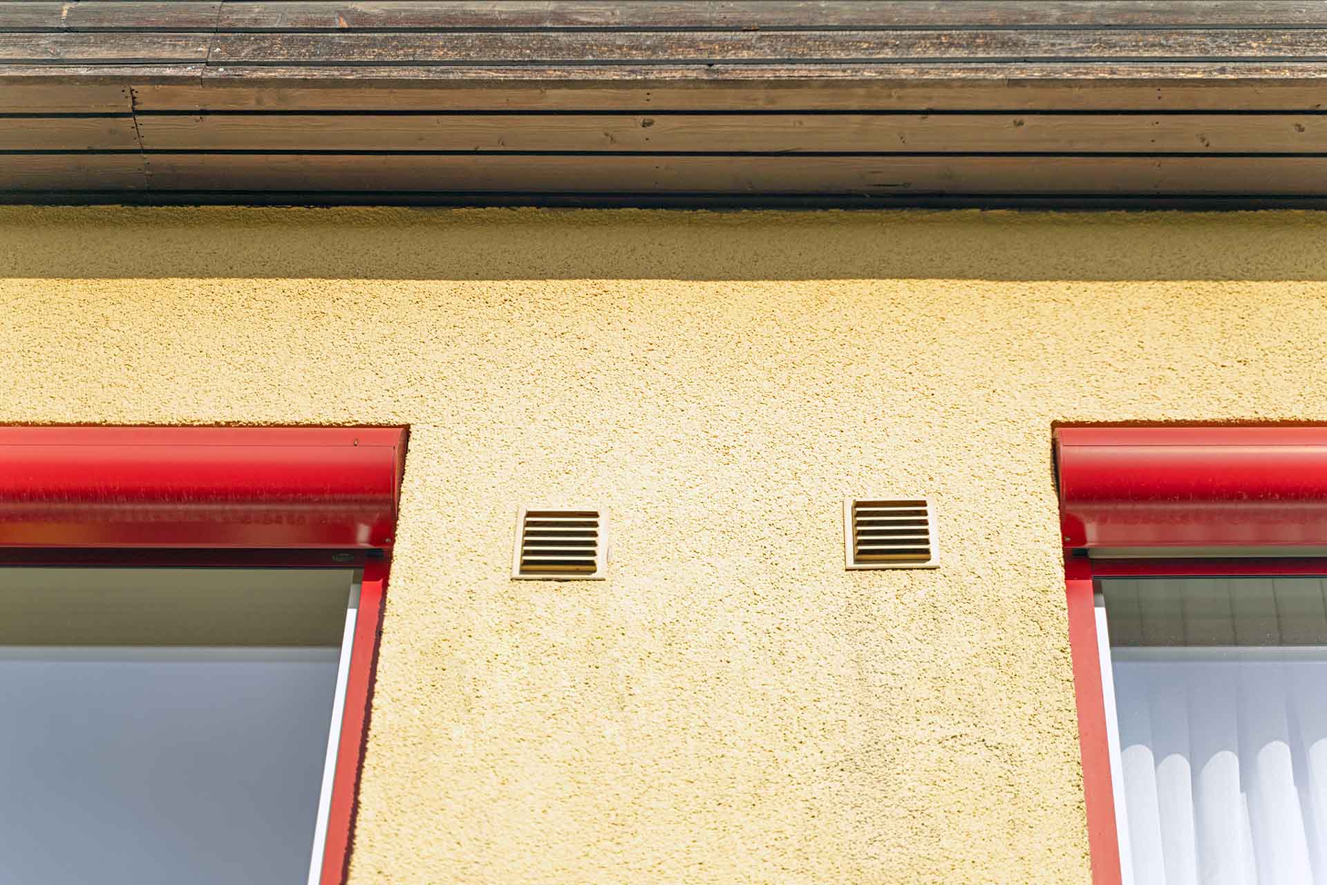 Lüftungsgitter bzw. Frischluftventile in der Fassade