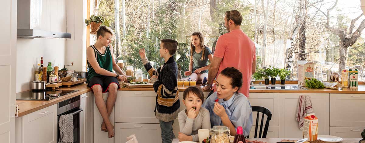 Familie beim Essen in der Küche