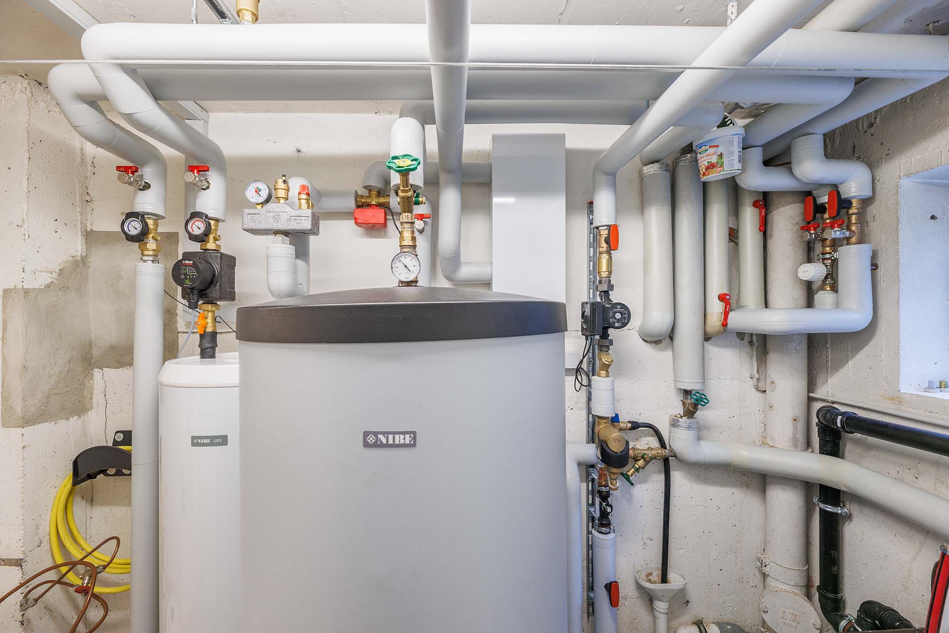 Pufferspeicher im Technikraum