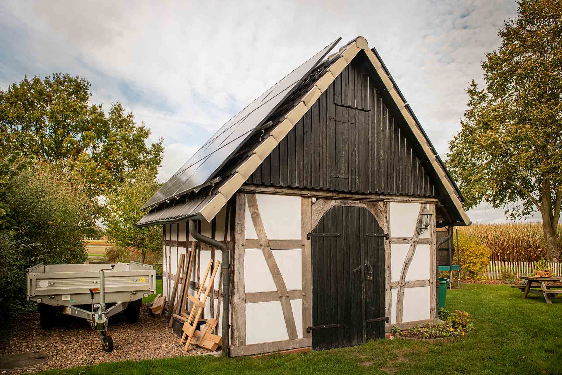 Alter Speicher mit Photovoltaik-Anlage