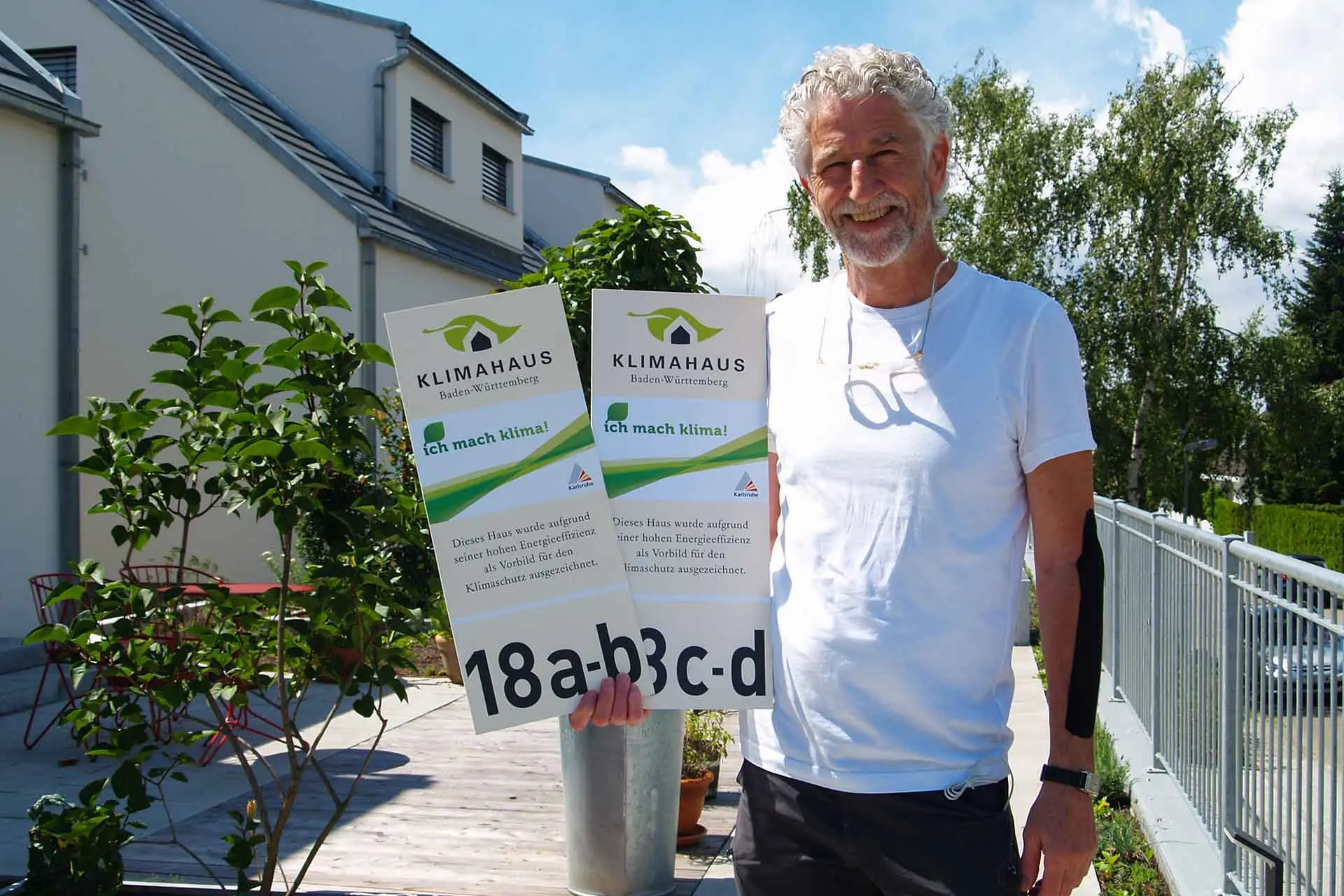 Dr. Knut Hansen mit Gütesiegel "Klimahaus"