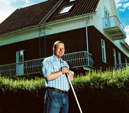 Leif Holmberg foran huset sitt