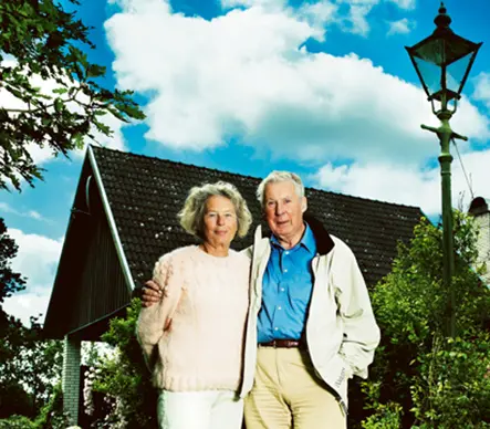 Familien Hâgge foran huset sitt