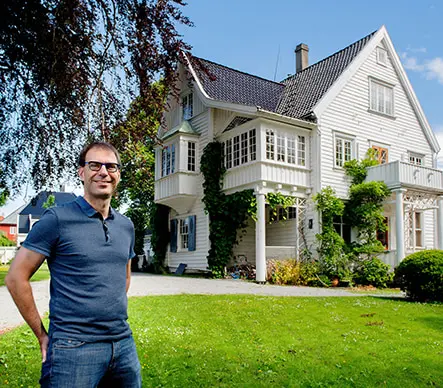 Hans Christian Næss foran boligen