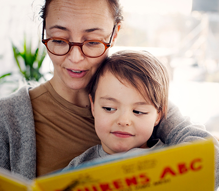 Mor med barn leser bok
