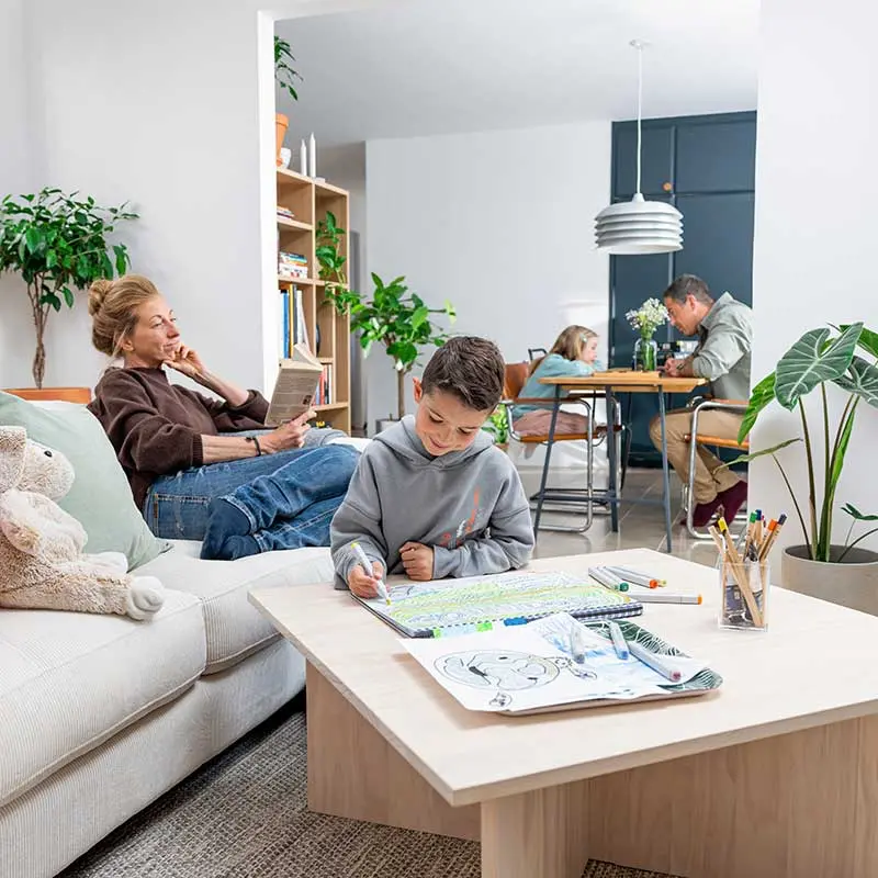 Familie im Wohnzimmer