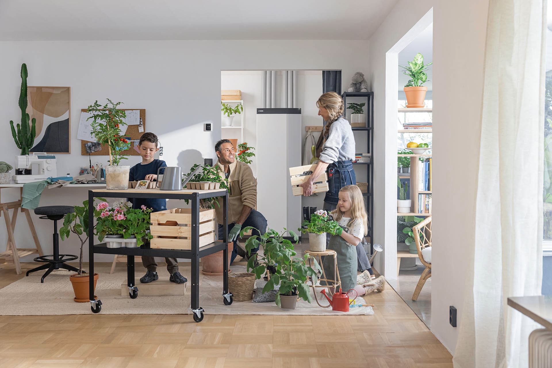 Familie beim Pflanzen im Wohnzimmer mit NIBE Wärmepumpe