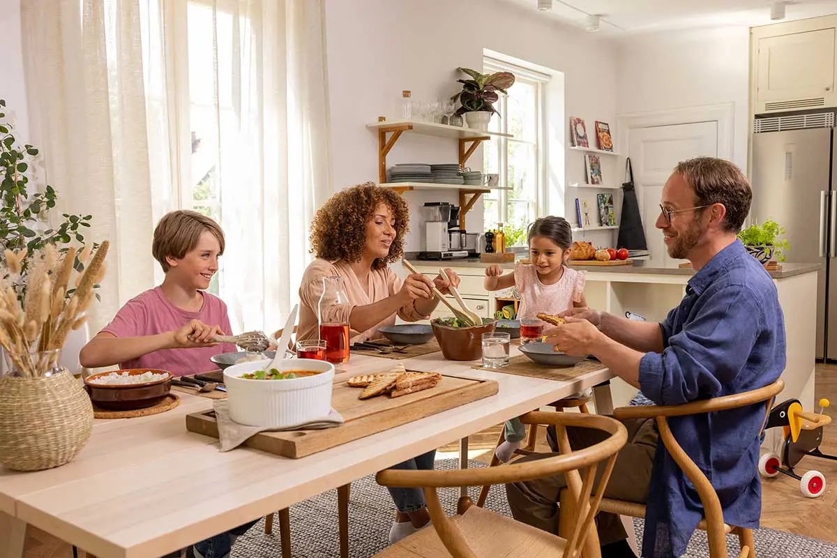 Familie beim Essen in der Küche