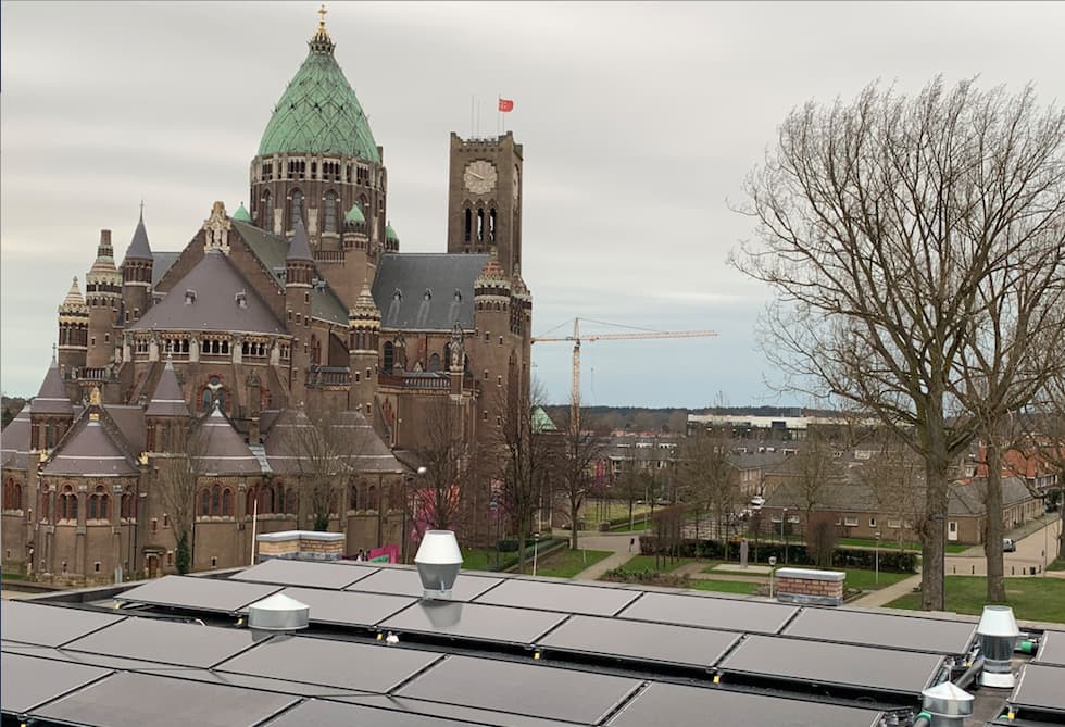 Så enkelt monteras solceller på taket