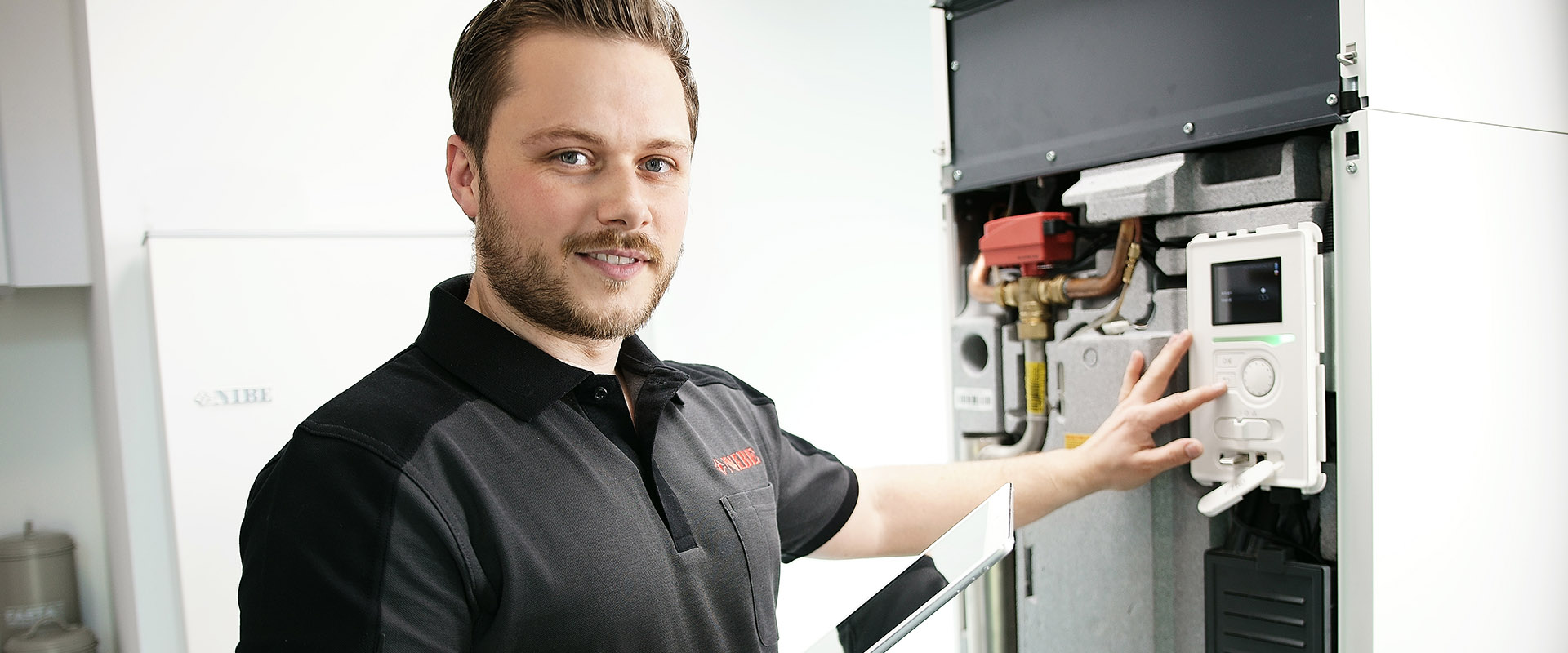 Installateur an der Wärmepumpe