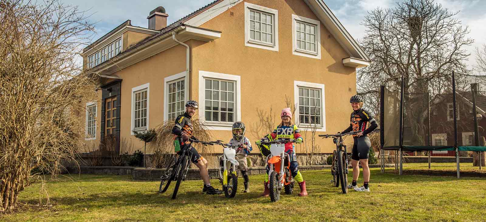 En famile med sykler foran huset sitt