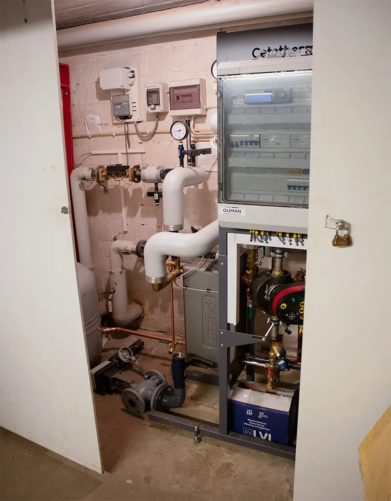 Cetetherm kaukolämmönjakokeskus liukuovien takana