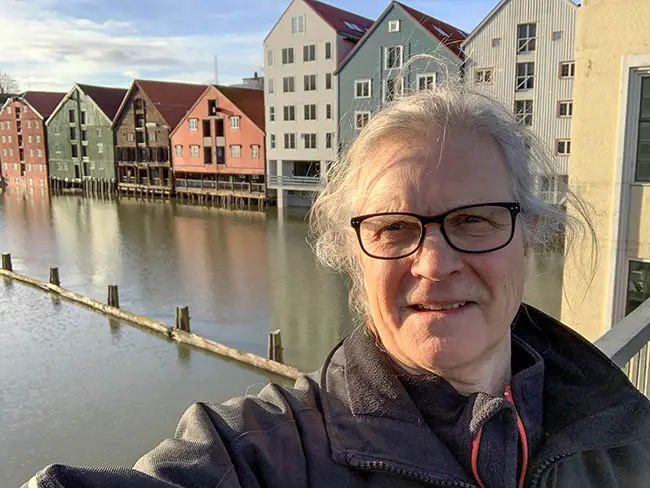 Den røde bygningen midt i bildet er en av de eldste trebygningene i Trondheim. Her vurderer Skjelbreia å installere varmepumpe med elvevann som energikilde.