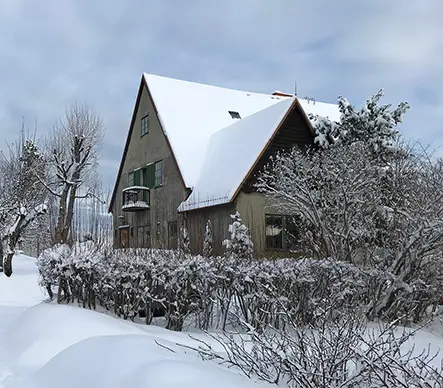 Et hus i snødekket landskap