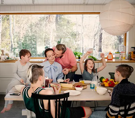 En familie rundt spisebordet