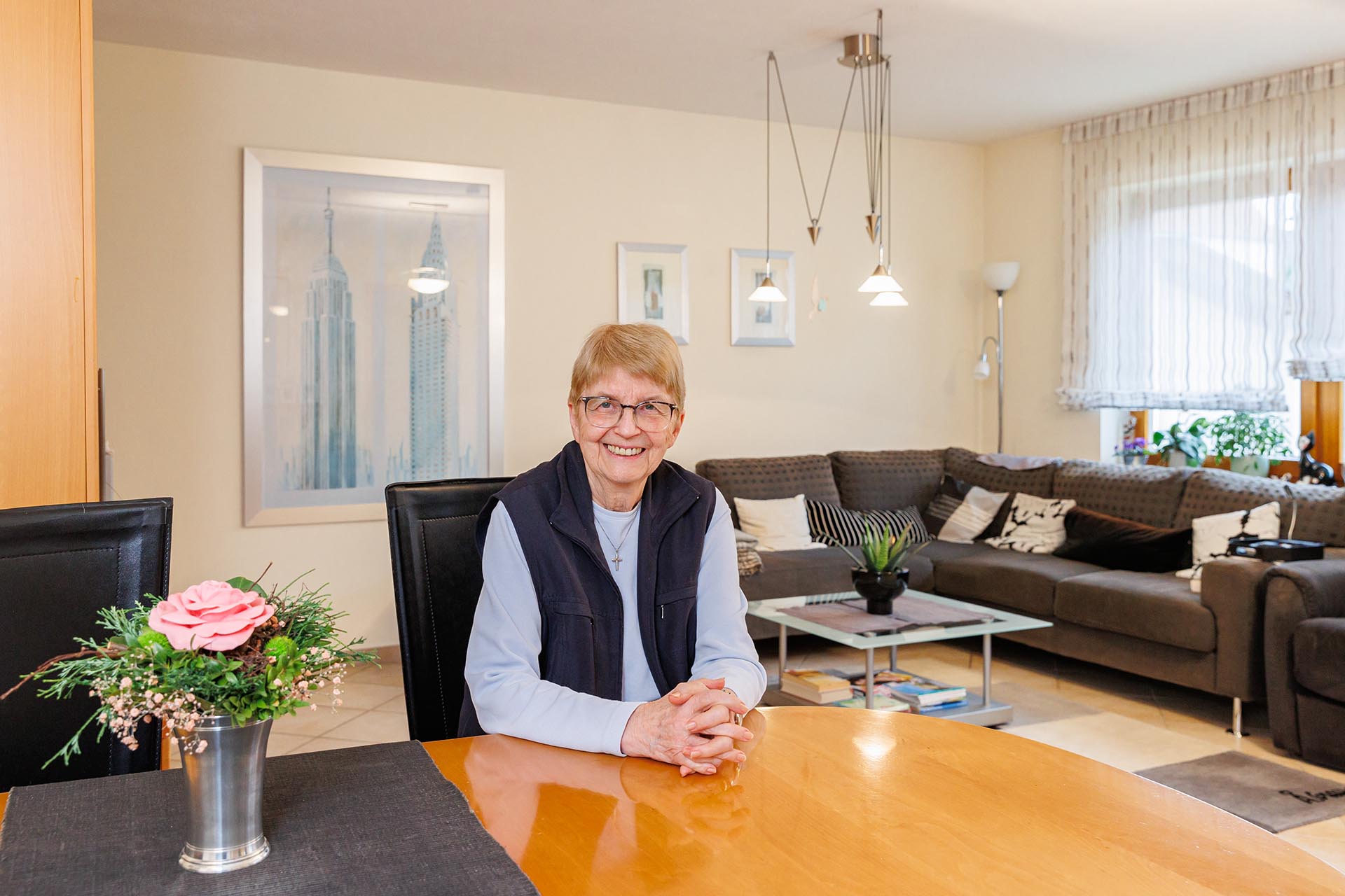 Eigentümerin im Wohnzimmer